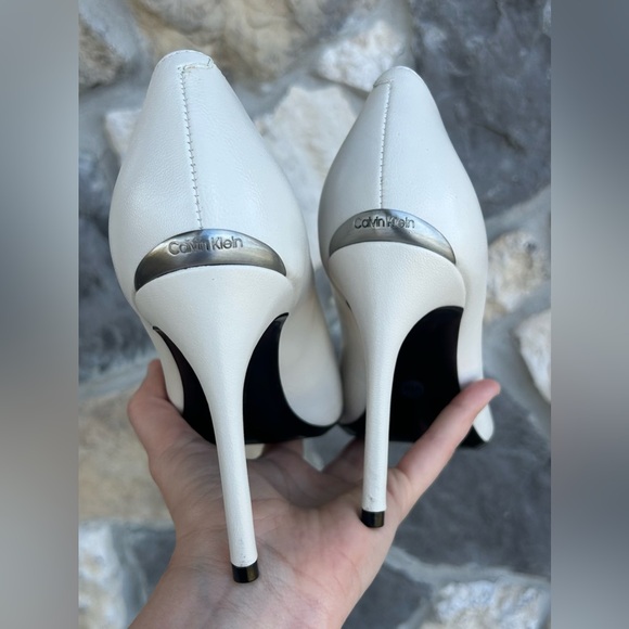 Calvin Klein White Leather Stilleto Heels Pumps 9M Bridal Wedding Career Formal - Picture 6 of 9